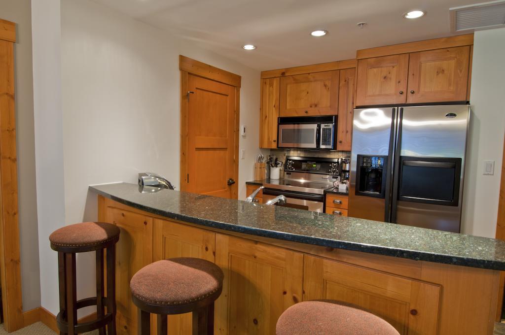 Hotel Lodging Ovations Whistler Exterior foto